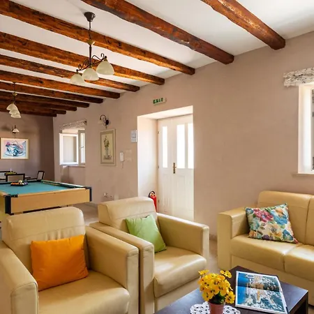 Dia By Guide Villa